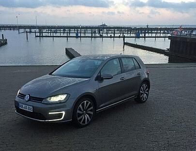 Der VW Golf GTE im Yachthafen von Kiel.