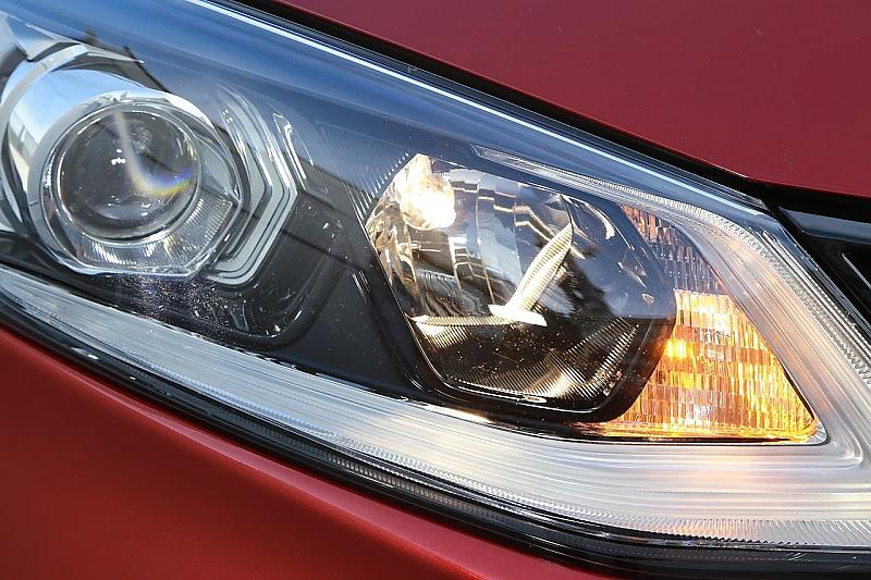 Die Scheinwerfer sind schwarz eingefasst