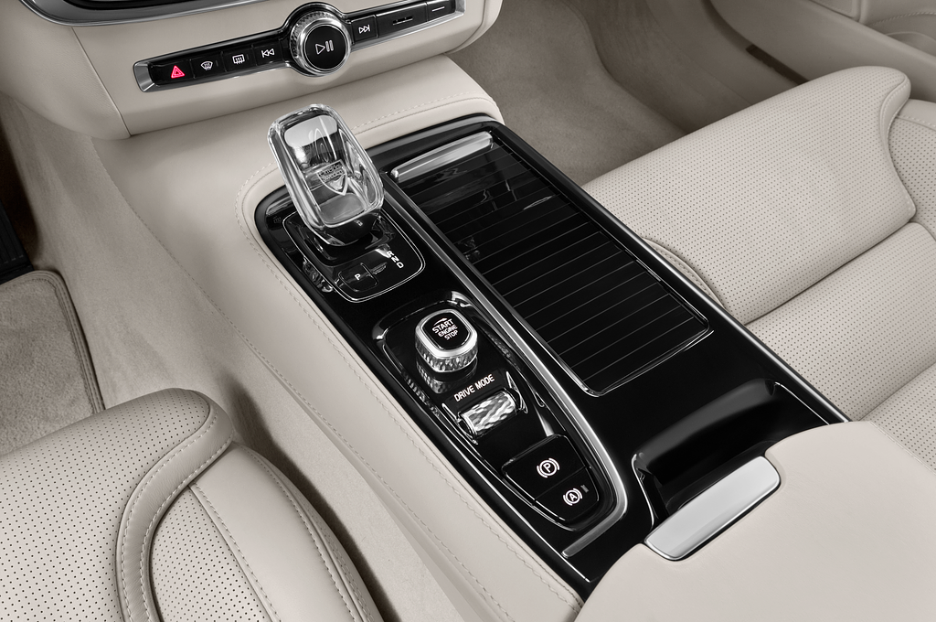 Volvo S90 Recharge (Baujahr 2021) Inscription 4 Türen Schalthebel