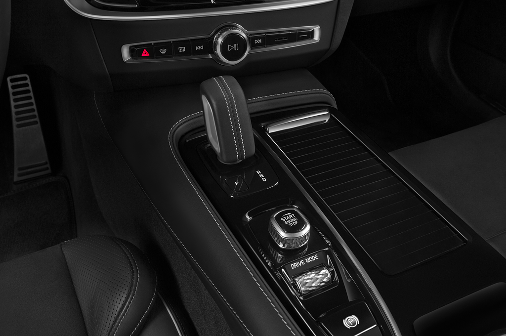 Volvo V90 Recharge (Baujahr 2021) R-Design 5 Türen Schalthebel