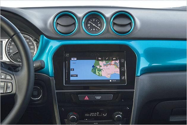 Das Sieben-Zoll-Navi gibt es nur in der Topausstattung Comfort+. Nettes Detail: Analoguhr mit asiatischen Kanji-Schriftzeichen