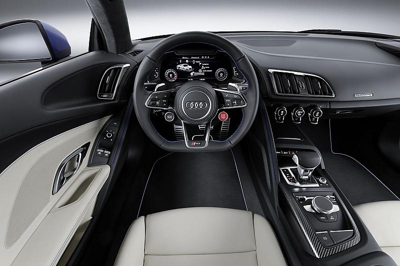 Der R8 hat ein \"Virtual Cockpit\", bei dem man die Anzeige hinter dem Lenkrad nach Gusto einstellen kann