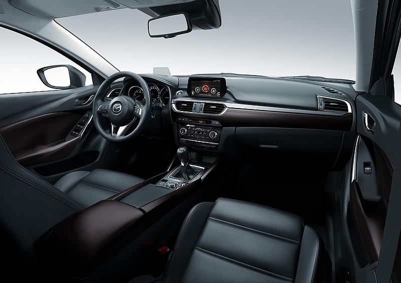 Der überarbeitete Innenraum des Mazda 6 Kombi D-150 AWD