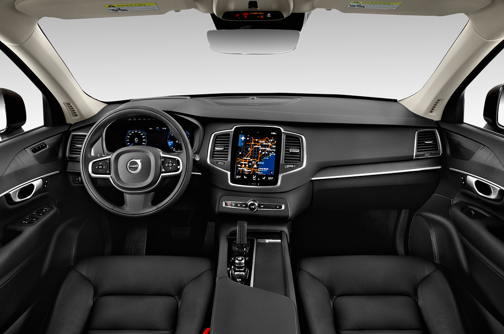 Volvo XC90 (Baujahr 2020) Momentum 5 Türen Cockpit und Innenraum