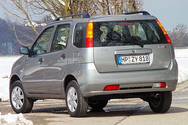 Das Heck erinnert mit seinen kantigen Konturen entfernt an Offroader