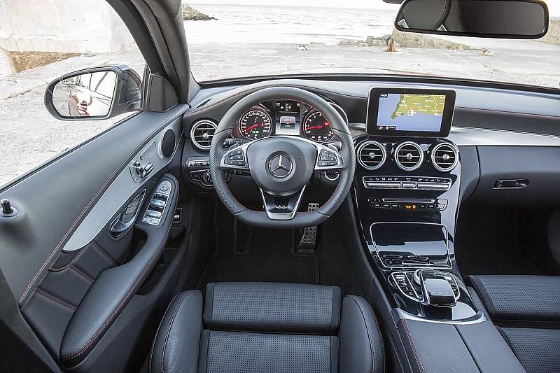 Das Cockpit des Mercedes Benz C 450 AMG 4Matic T-Modells.