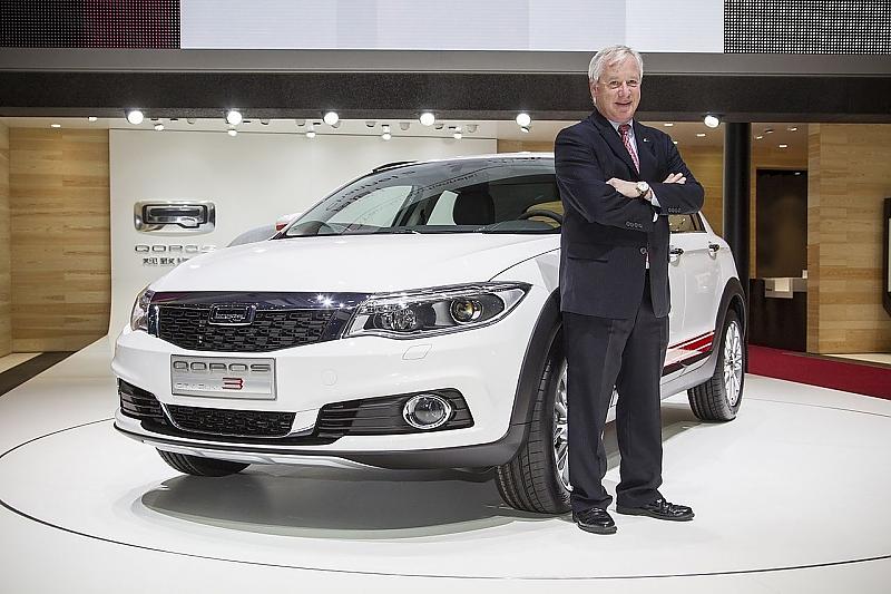 Qoros CEO Phil Murtaugh vor dem Qoros 3 City SUV