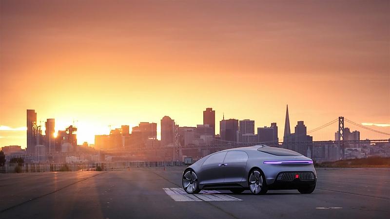 Mercedes F 015 Luxury in Motion - spektakulär vor der Skyline von San Francisco