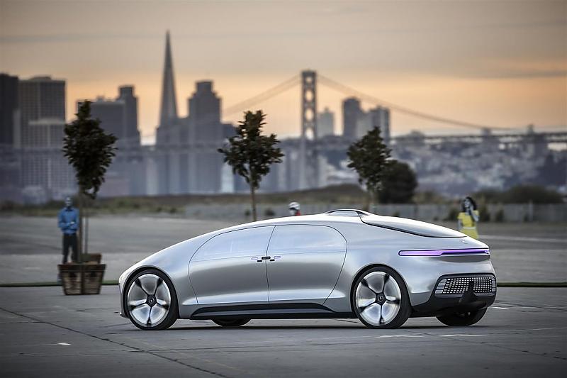 Mercedes F 015 Luxury in Motion - mit mächtigem Radstand