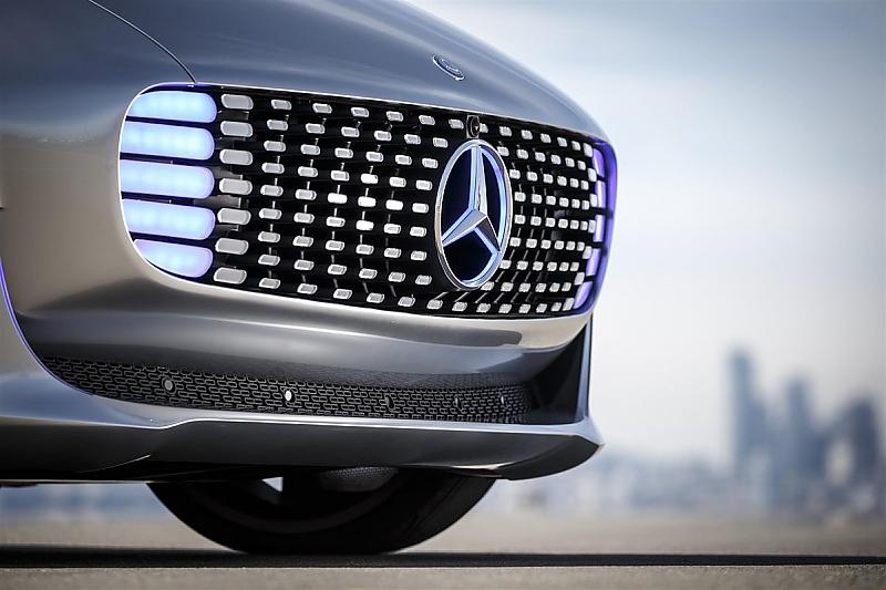 Der Kühlergrill des Mercedes F 015 Luxury in Motion ist eine Kommunikationsfläche