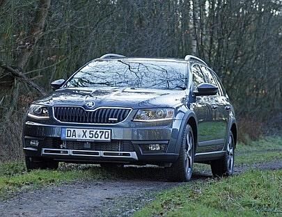 Der dynamische Tempomat (Adaptiver Abstandsassistent) regelt bis Tempo 160 km/h die Geschwindigkeit und passt automatisch den Abstand zum Vordermann an.