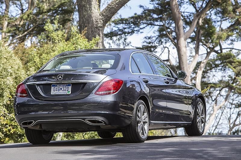 Von außen ist der Mercedes C 350e kaum von seinen konventionell angetriebenen Modell-Brüdern zu unterscheiden