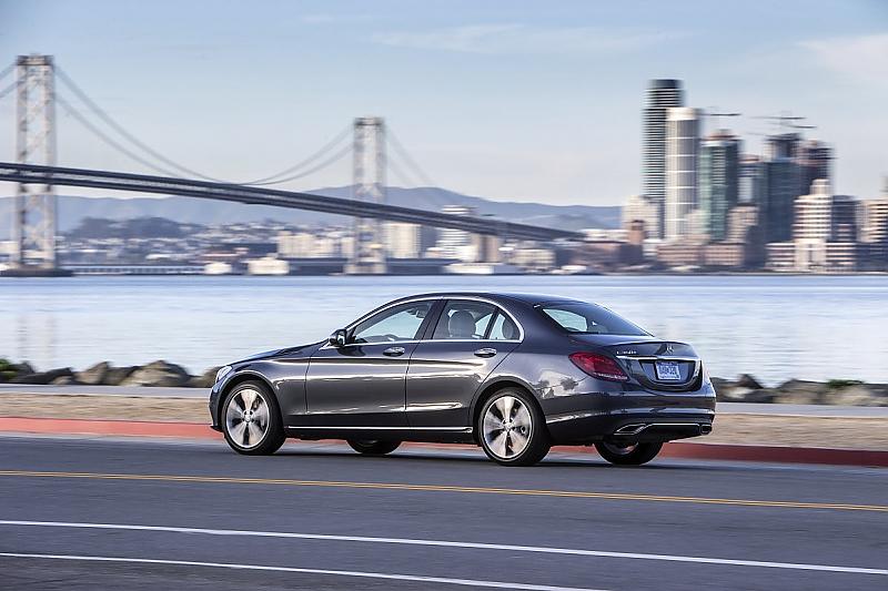 Dank des maximalen Drehmoments von 600 Newtonmetern kommt Mercedes C 350e entspannt voran