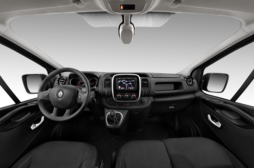 Renault Trafic (Baujahr 2023) Komfort 4 Türen Cockpit und Innenraum