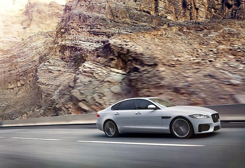 Beim Jaguar XF stehen zum Marktstart fünf Motoren zur Auswahl
