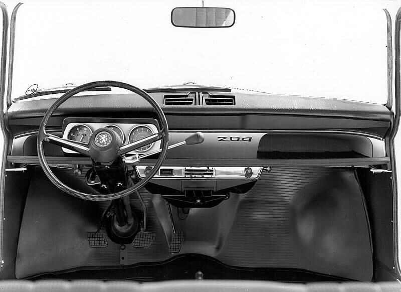 Das Cockpit des Peugeot 204.