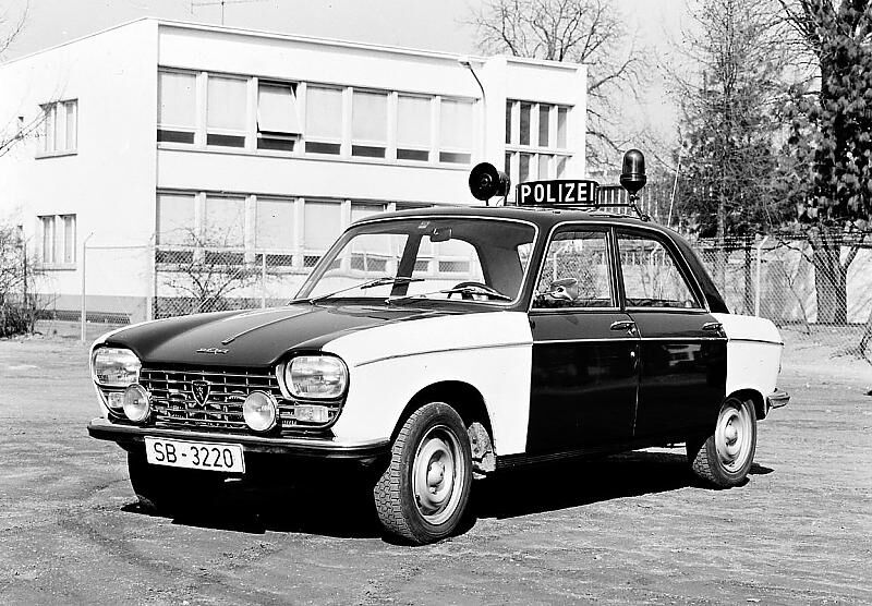 Auch das gehört zum Straßenbild Ende der 60er Jahre: ein Peugeot 204 Polizeifahrzeug.