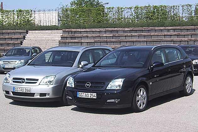 Den Vectra-Kombi (links) gibt es ebenfalls mit neuem 1.9 CTDI