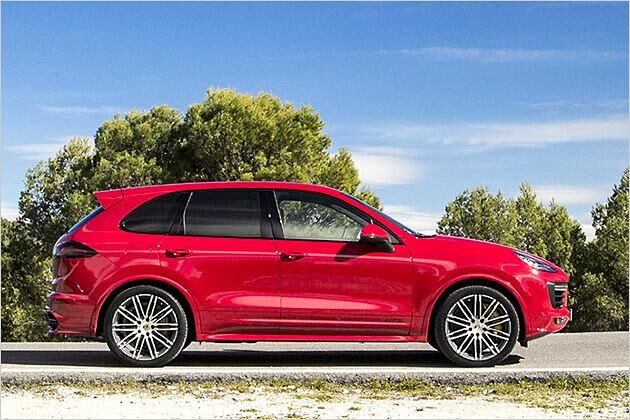 Den GTS erkennt man am komplett lackierten Bodykit, den Turbo-Schürzen, abgedunkelten Rückleuchten und 20-Zoll-Rädern