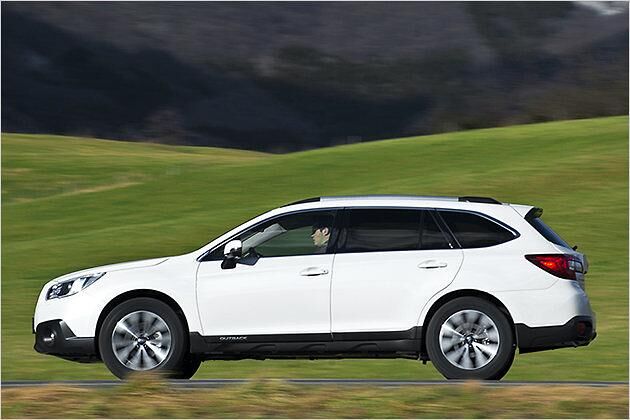 Mit einer Länge von 4,82 Meter konkurriert der Offroad-Kombi mit dem VW Passat Alltrack und dem Opel Insignia CountryTourer