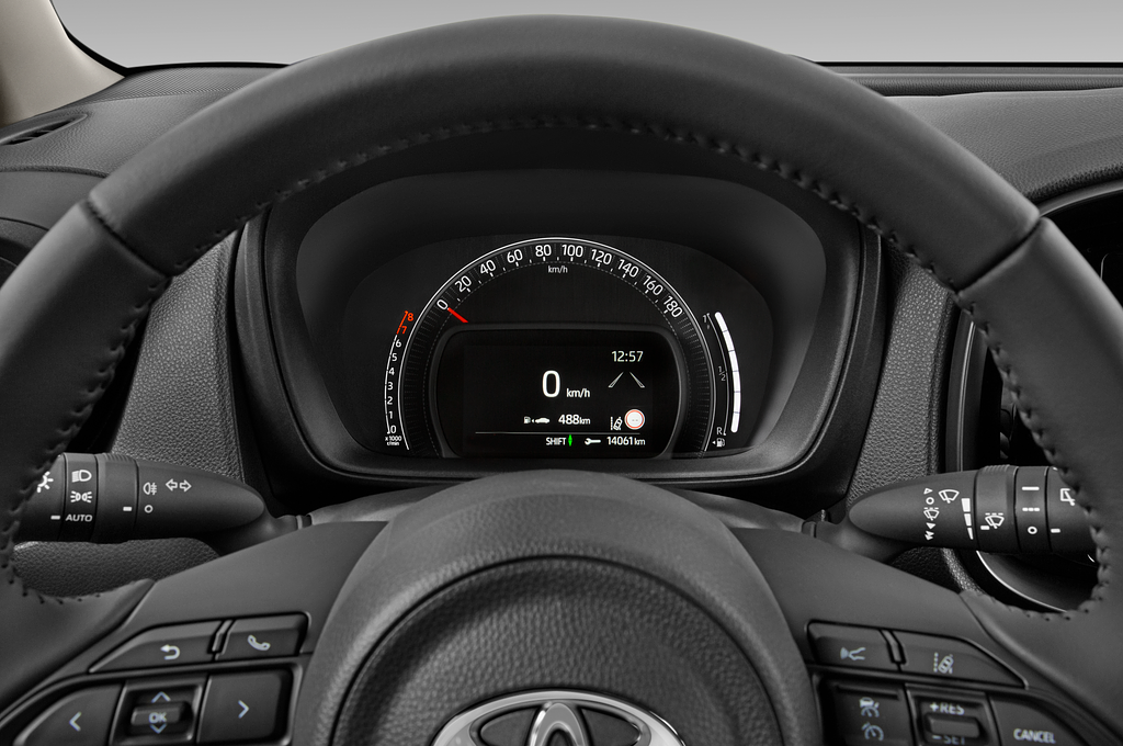 Toyota Aygo X (Baujahr 2023) Active 5 Türen Tacho und Fahrerinstrumente