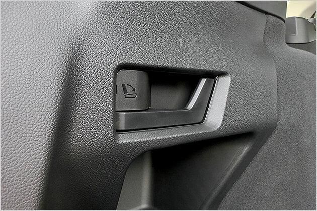 Praktisch: Die Tasten zum Umklappen der Rücksitze vom Heck des Fahrzeugs aus