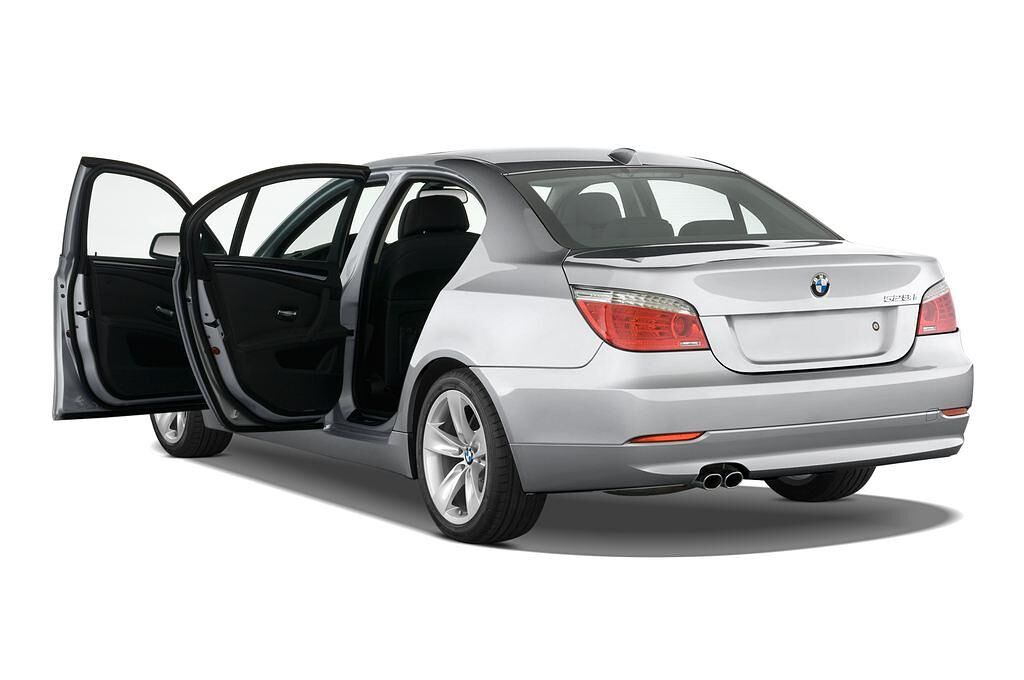 BMW 5 Series (Baujahr 2010) - 4 Türen Tür geöffnet