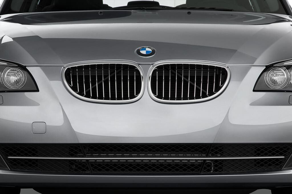 BMW 5 Series (Baujahr 2010) - 4 Türen Kühlergrill und Scheinwerfer