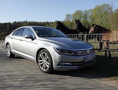 Da staunen die Kollegen. Unter der Haube unseres Testwagens stecken 240 Pferde.