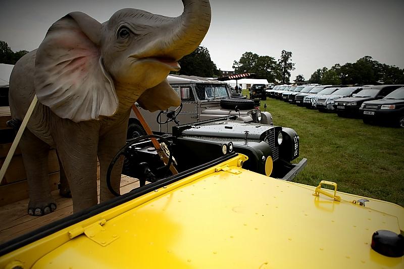 Dunsfold Collection: Zirkus-Landy mit (Plastik-)Elefant