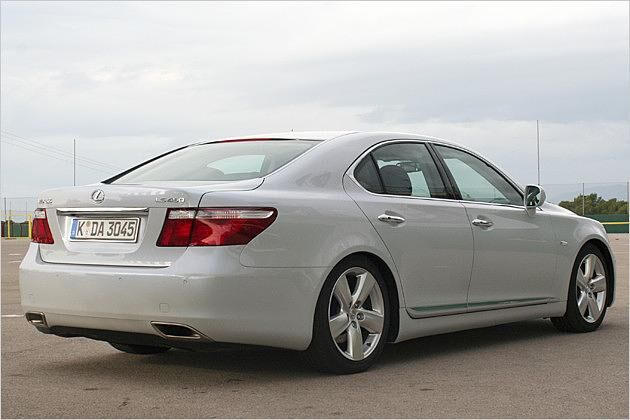 Das Lexus-Topmodell rollt serienmäßig auf 18-Zoll-Leichtmetallfelgen