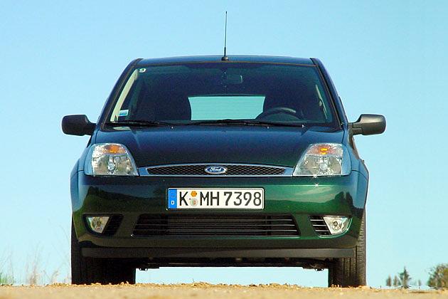 Etwas verdrossen scheint der Kleinwagen von vorne dreinzuschauen
