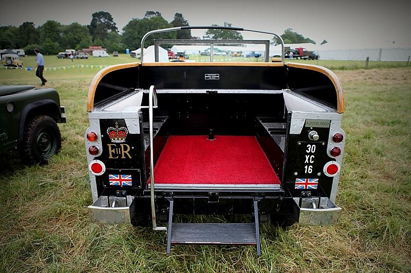 Dunsfold Collection: Roter Teppich für die Queen