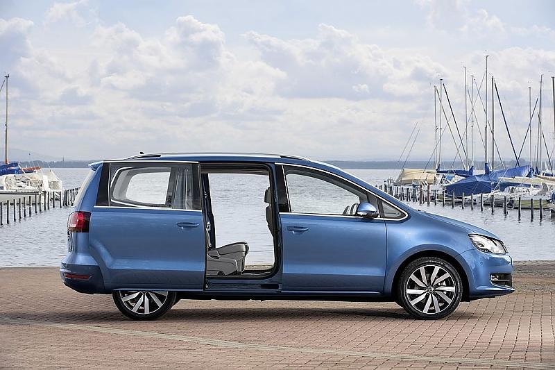 Der VW Sharan hat zwei Schiebetüren.