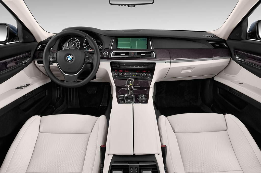 BMW 7 Series (Baujahr 2013) - 4 Türen Cockpit und Innenraum