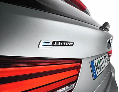 Kennzeichen "e": Von hinten erkennt man den ersten PlugIn Hybrid nur am Modellschild.