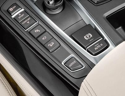Zauberhaft: Der Schalter verwandelt den BMW in einen reinen Elektroracer und beschert Einfahrt in die Sperrzone.