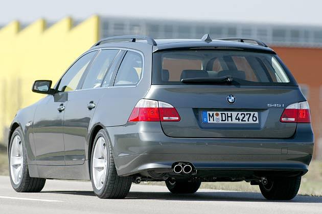 Wirkt kräftig: Weit herum gezogene Heckklappe mit seitlichen Fugen