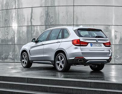 Dicke Hose: Obwohl nur mit einem Vierzylinder an Bord, zeigt der BMW X5 eDrive zwei fette Auspuffrohre.