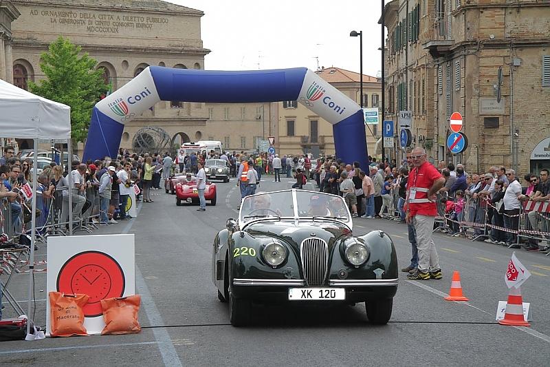 Mille Miglia 2015 - im XK 120 sind rund 80 Wertungsprüfungen zu bewältigen
