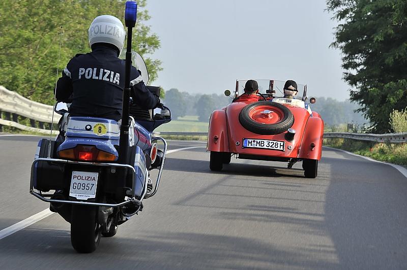 Mille Miglia 2015 - die Polizei fährt im Konvoi mit