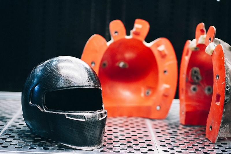 Zwölf Ventilationsöffnungen werden in den Helm geschnitten.