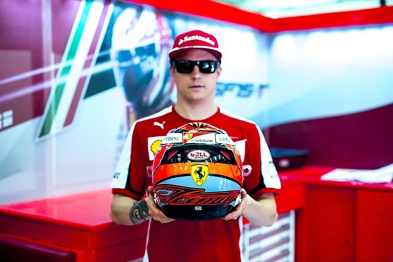 Kimi Räikkönen mit seinem gerade fertiggestellten Helm.