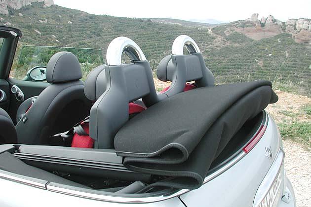 Das Softtop faltet sich erstaunlich platzsparend hinter den Überrollbügeln zusammen