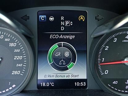 Insgesamt fünf Fahrmodi stehen zur Wahl. Lüftet man im Eco-Modus den Gasfuß wird automatisch ausgekuppelt und man segelt voran. 
