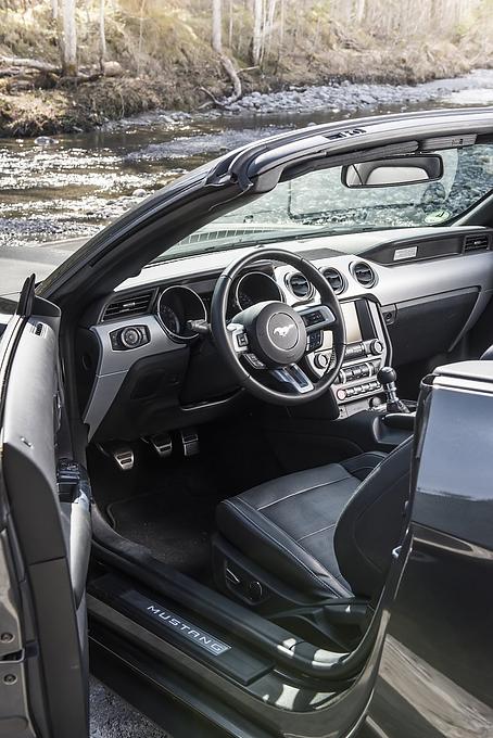 Der Innenraum des Ford Mustang 5.0 V8 Cabrio