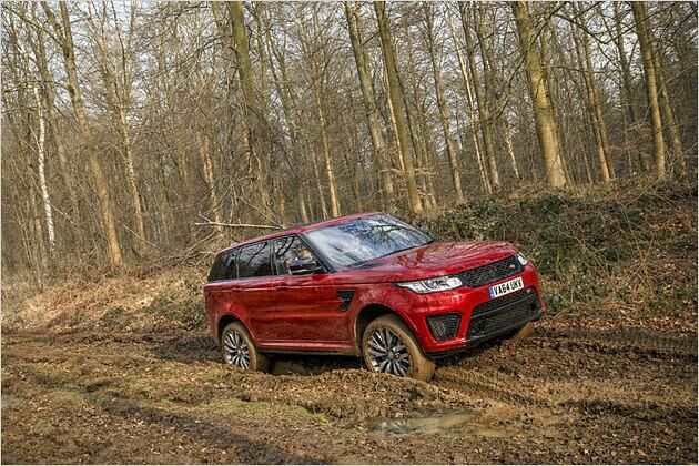 Trotzdem soll der Range Rover Sport SVR genauso geländetauglich wie seine weniger sportlichen Brüder bleiben