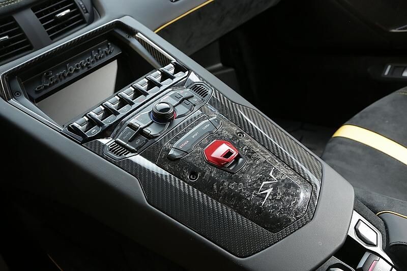 Unter dem roten Deckel verbirgt sich der Start-Engine-Knopf.