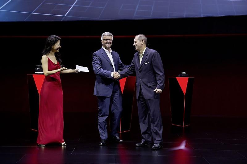 Eröffnung der CES Asia 2015: Audi-Chef Rupert Stadler (Mitte) und CES-Boss Gary Shapiro (rechts)