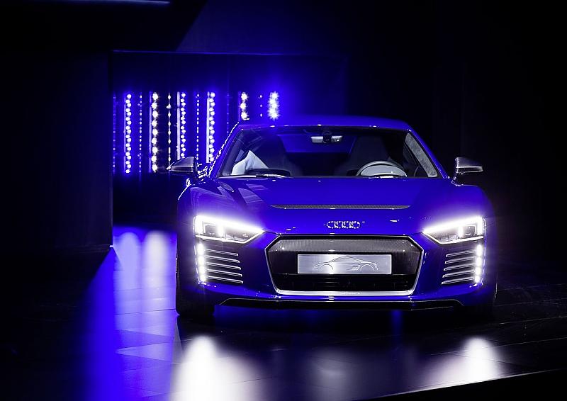 R8 e-tron piloted driving rollt autonom auf die Bühne